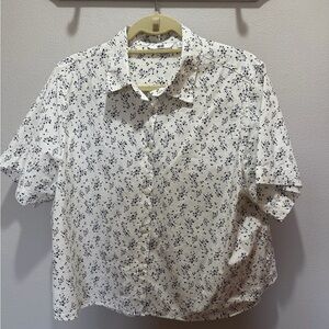 Uniqlo Women’s White Short Sleeve Shirt with Black and Blue Floral Print Size XL